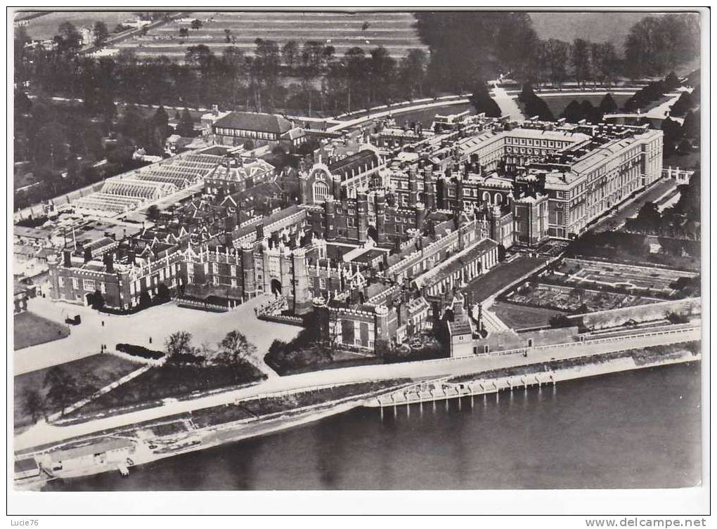 HAMPTON COURT PALACE  - Aérial View      . - London Suburbs