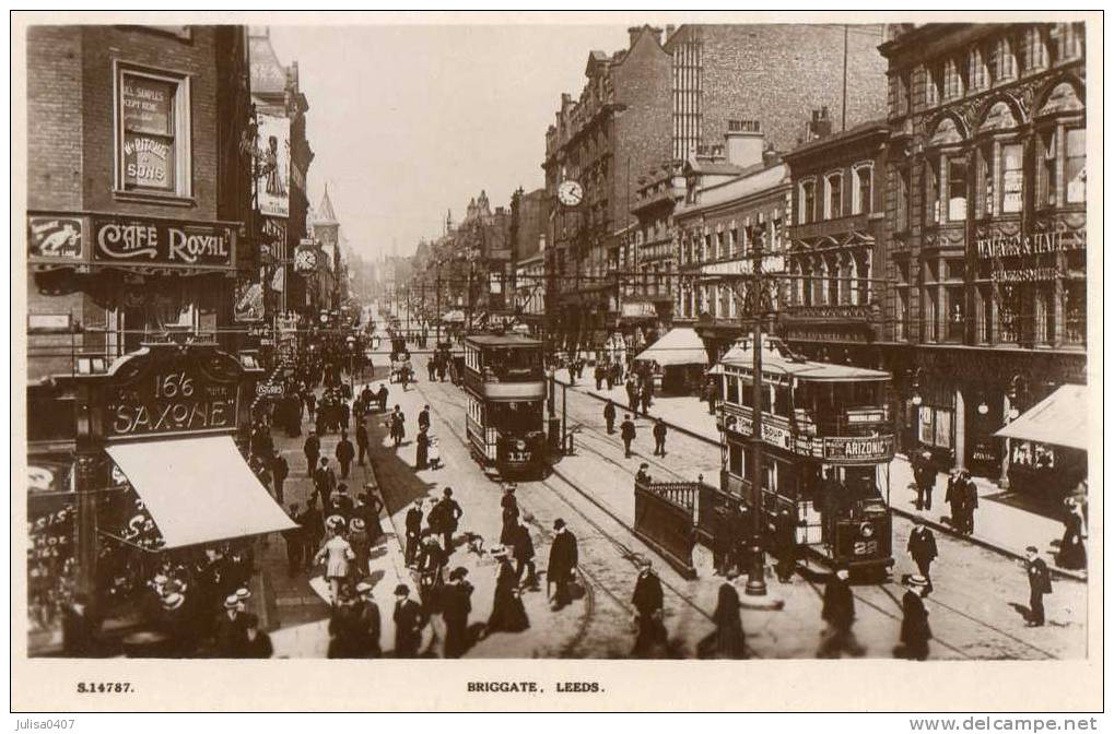 LEEDS Rue Commerces Animation Tramways électriques - Leeds