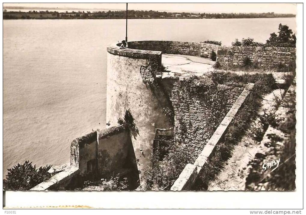 BLAYE  Tour De L'Aiguillette Et Vue Sur La Gironde - Blaye