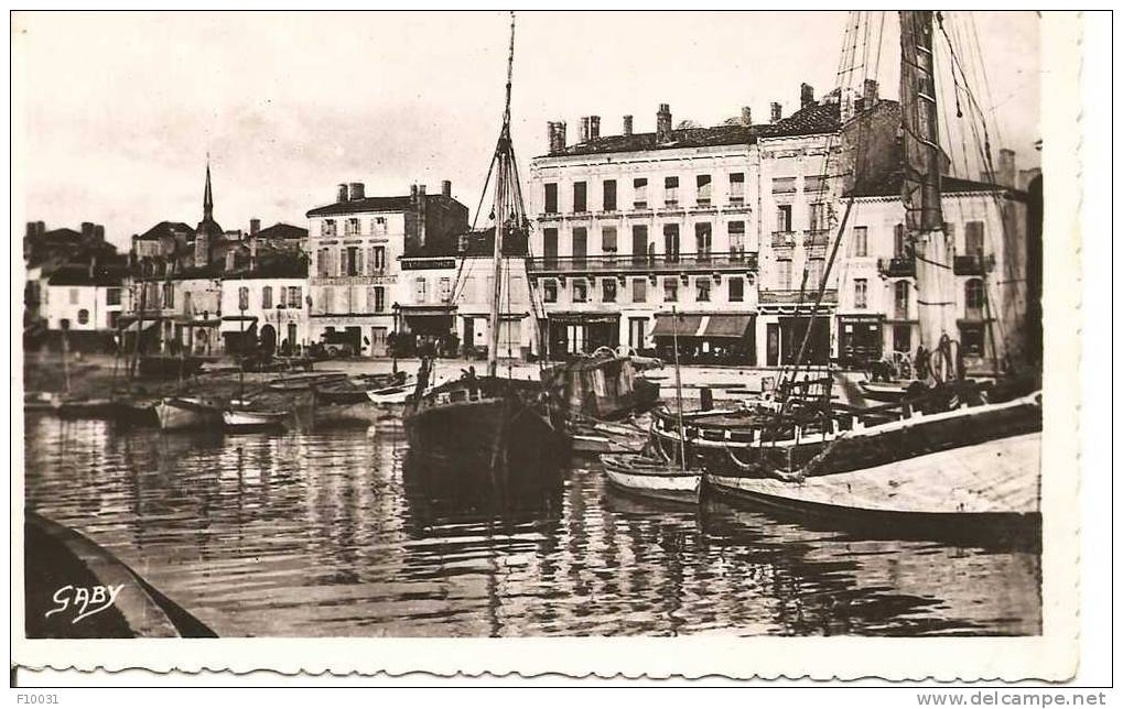 BLAYE  Son Port Et Ses Vins Vue Du Chenal Et Cours Du Port - Blaye