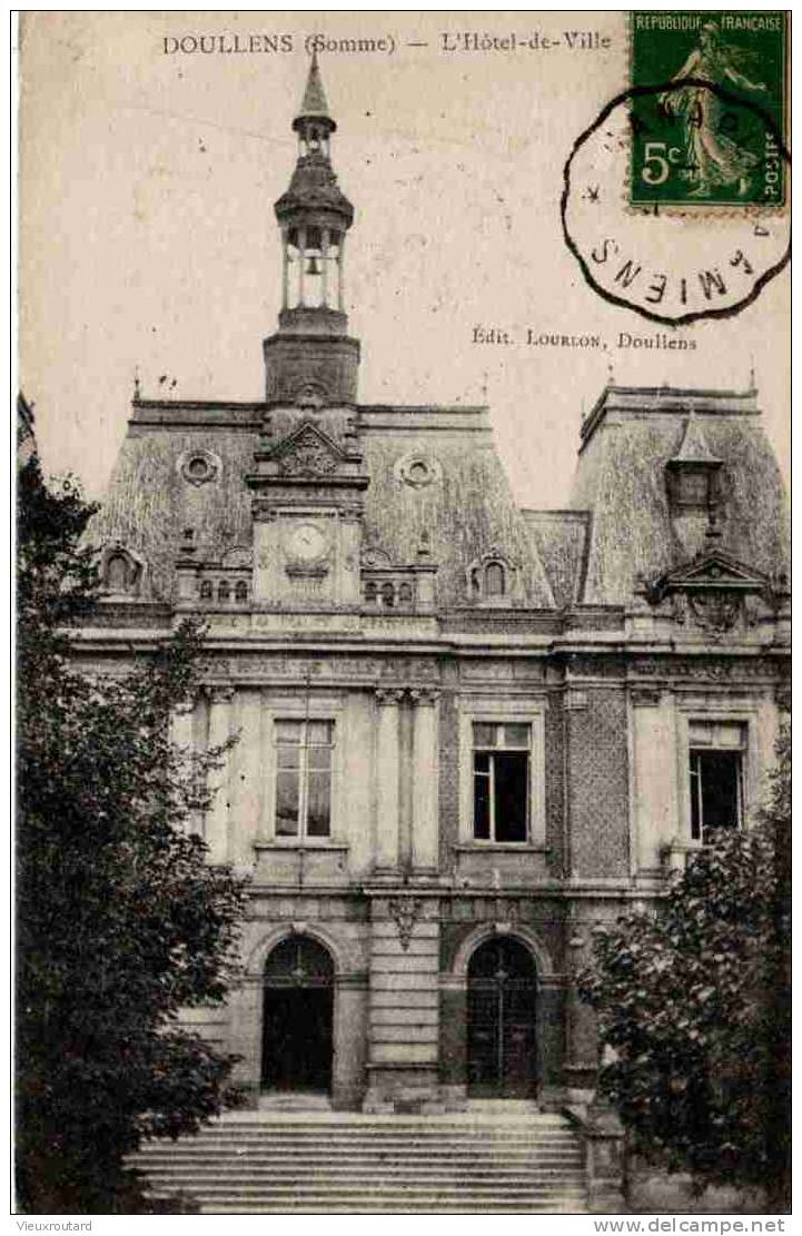 CPA. DOLENS HOTEL DE VILLE. DATEE 1917. Timbre Taxe Y&T N°29 Obl. 10 C. Brun. - Doullens