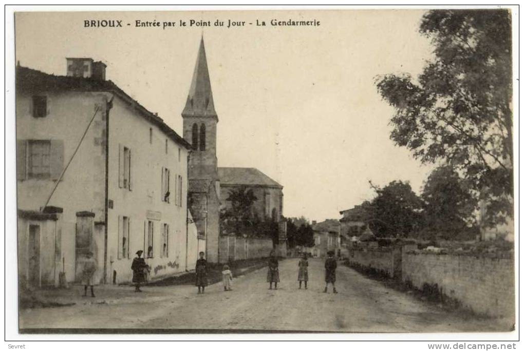 BRIOUX. -Entrée Par Le Point Du Jour. - La Gendarmerie - Brioux Sur Boutonne