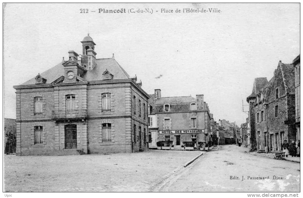 CPA  - 22 - PLANCOËT - Place De L 'Hôtel De Ville - éraflures Bas Droite - 273 - Plancoët