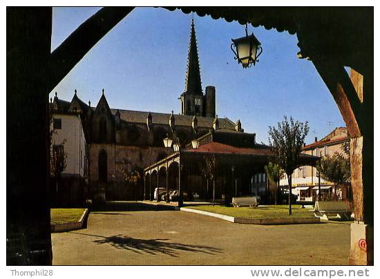 MIREPOIX (Ariège) - Place Du Maréchal Leclerc, La Halle Et L´Eglise (XIVe - XVe - XVIe Siècles) - Mirepoix