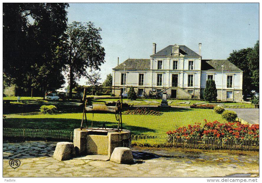 Carte Postale 85. Montaigu  L'hotel De Ville Et Ses Jardins Trés Beau Plan - Montaigu