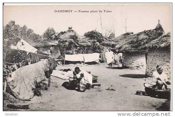 DAHOMEY FEMMES PILANT DU TABAC (ANIMATION) - Dahomey