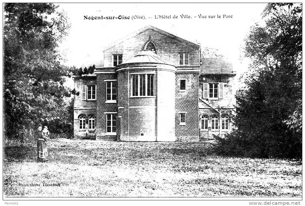 L'hotel De Ville - Vue Sur Le Parc - Nogent Sur Oise