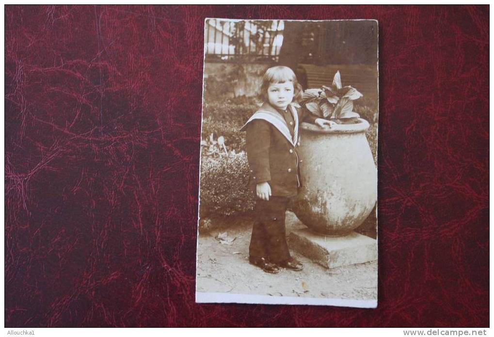 ANCIENNE  PHOTOGRAPHIE ENFANT AVEC SON BEL HABIT DE MARIN DEVANT IMMENSE POT DE FLEUR  EPOQUE ET LIEU A IDENTIFIER  ?? - Non Classificati