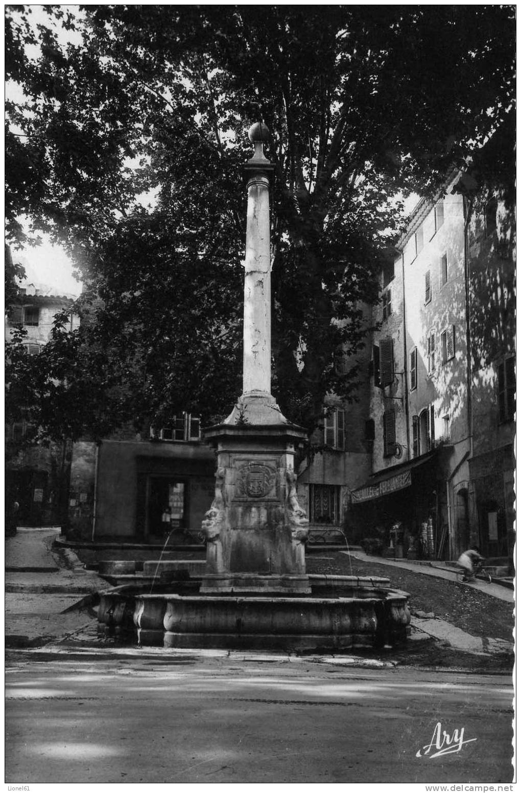 LORGUES : (83) Fontaine Monumentale En Marbre Rouge érigée En 1771 En Reconnaissance Des ....... - Lorgues