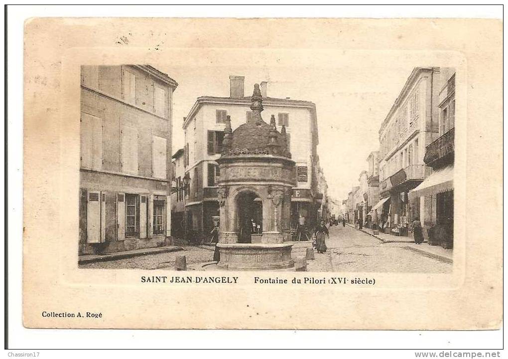 17 -   SAINT-JEAN-d´ANGELY  - Fontaine Du Pilori (XVIe Siècle) - Animée Une Femme Va Remplir Son Seau - Enseignes... - Saint-Jean-d'Angely