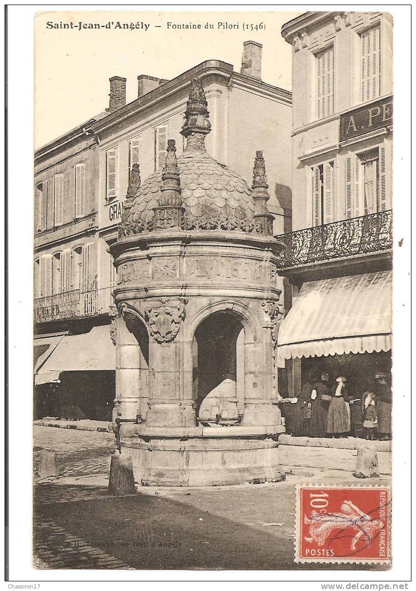 17 -   SAINT-JEAN-d´ANGELY  - Fontaine Du Pilori (1546) - Animée Les Femmes Choisissent Leurs étoffes - Saint-Jean-d'Angely