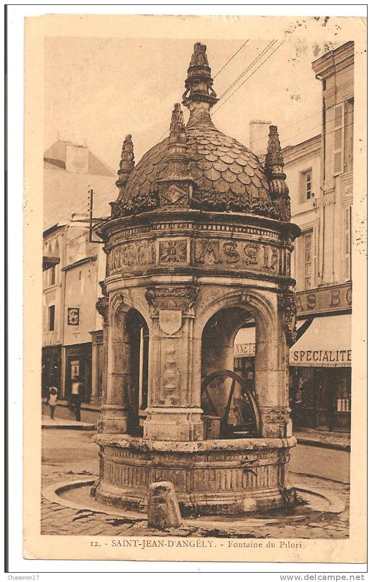 17 -   SAINT-JEAN-d´ANGELY -lot De 2cartes - Fontaine Du Pilori - Prise Sous 2 Angles Différents  - Animée  Pub - Saint-Jean-d'Angely