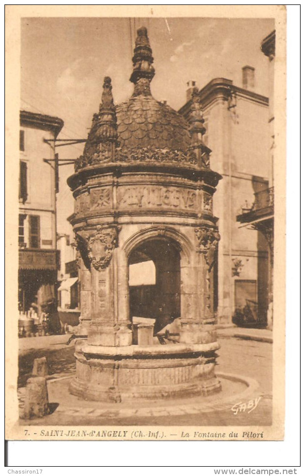 17 -   SAINT-JEAN-d´ANGELY -lot De 2cartes - Fontaine Du Pilori - Prise Sous 2 Angles Différents  - Animée  Pub - Saint-Jean-d'Angely