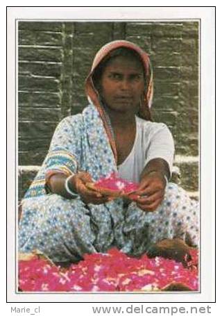 INDE. Delhi, Vendeuse De Fleurs à L'entrée De "Biria House" - Non Classificati