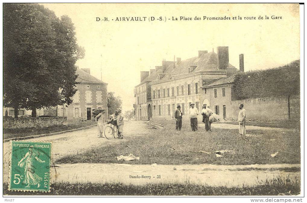 AIRVAULT - La Place Des Promenades - Airvault