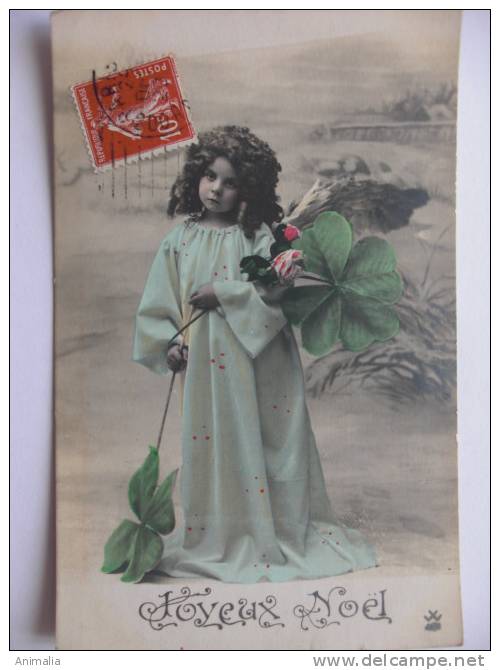 Angelot Petite Fille Avec Gros  Trefle A 4 Feuilles - Anges