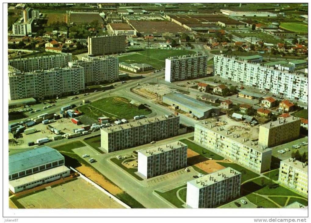 CPM   69        SAINT PRIEST      1980           VUE AERIENNE        SUR LES IMMEUBLES - Saint Priest