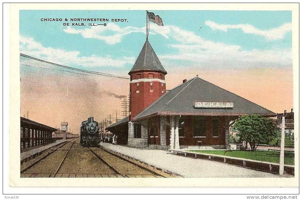 Cp Amérique Du Nord USA : CHICAGO Northwestern Depot De Kalb Ill (  Train En Gare ) Drapeau , Ligne De Chemin De Fer - Chicago