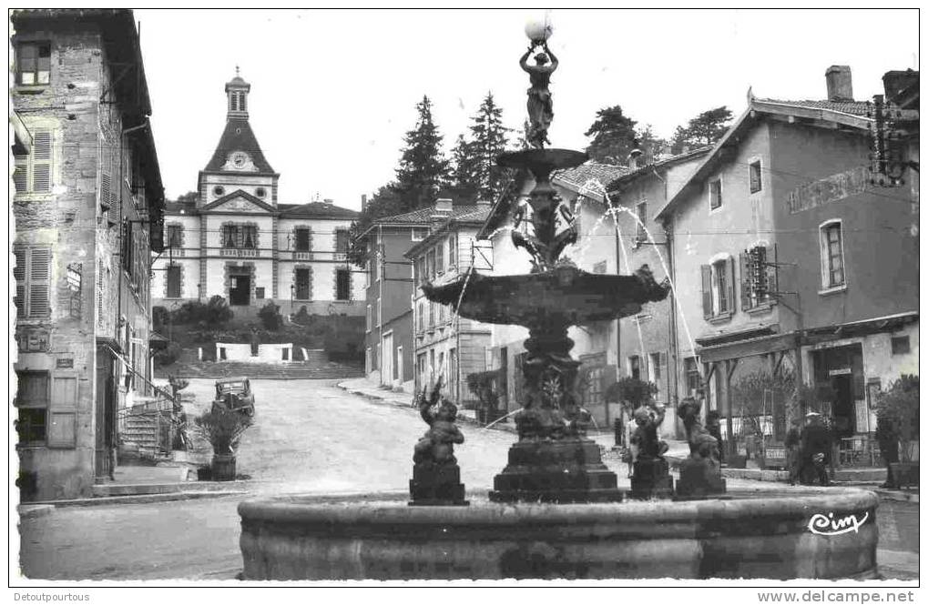 SAINT ST JEAN DE BOURNAY Isère 38 : Place Général De Gaulle Et Façade De L'Hotel De Ville Vers 1950 - Saint-Jean-de-Bournay