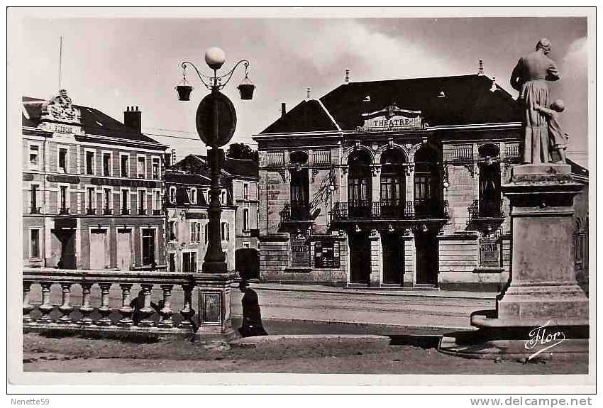 PARTHENAY  -  Place Du Théatre  - Grand Hôtel ( à Gauche ) Carte Photo De 1947 - Parthenay