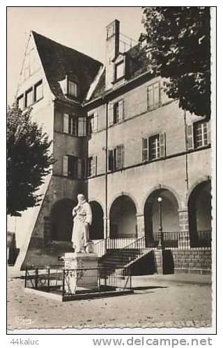 AIGUEPERSE Cour De L'Hôtel De Ville Et Michel De L'Hospital - Aigueperse