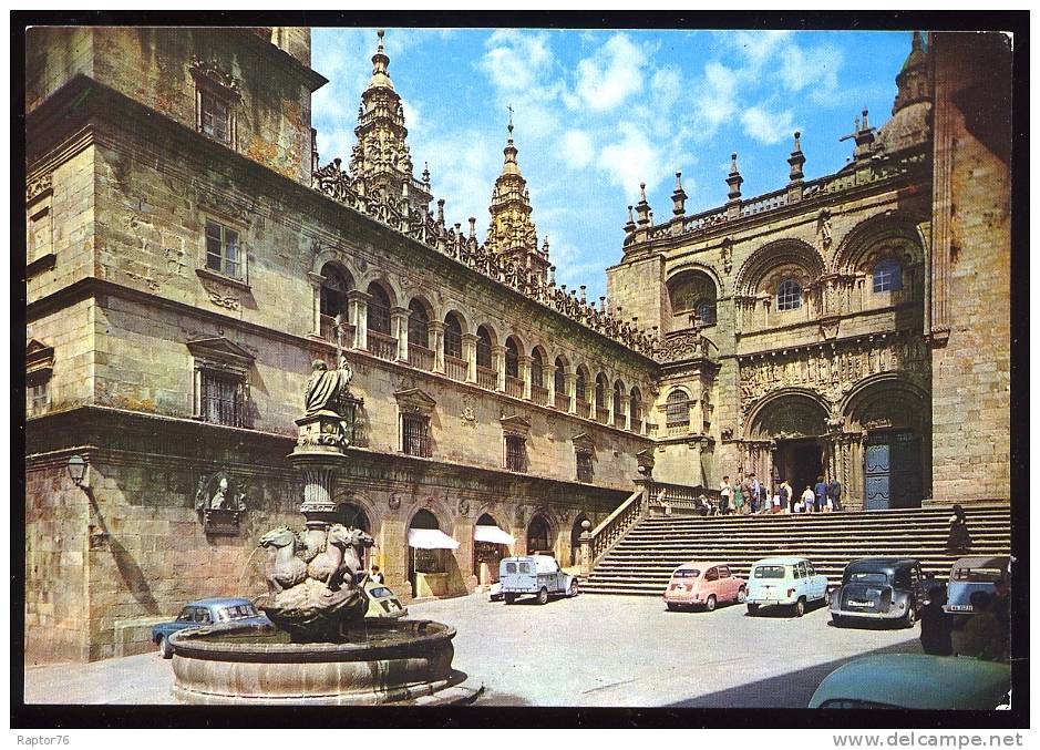 CPM Animée Espagne  SANTIAGO DE COMPOSTELA  Fontaine Et Façade Des Platerias Voitures Cars Citroën Fiat Renault - Santiago De Compostela