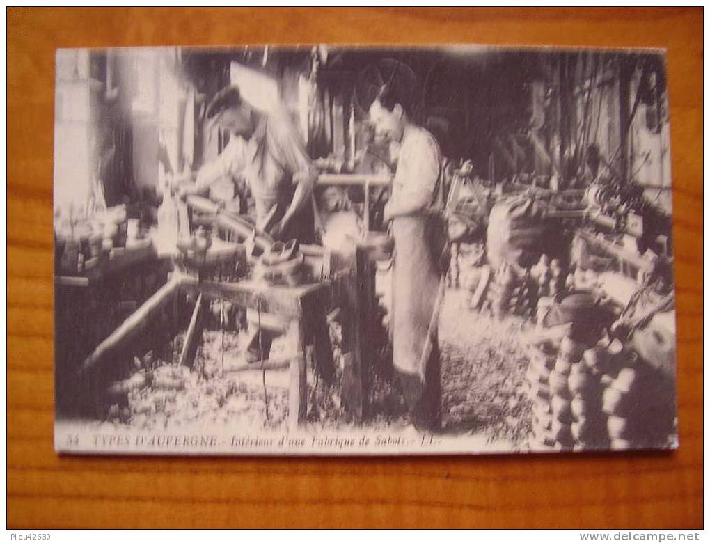 Intérieur D´une Fabrique De Sabots . Types D´Auvergne . Animée , 2 Personnes - Industrie