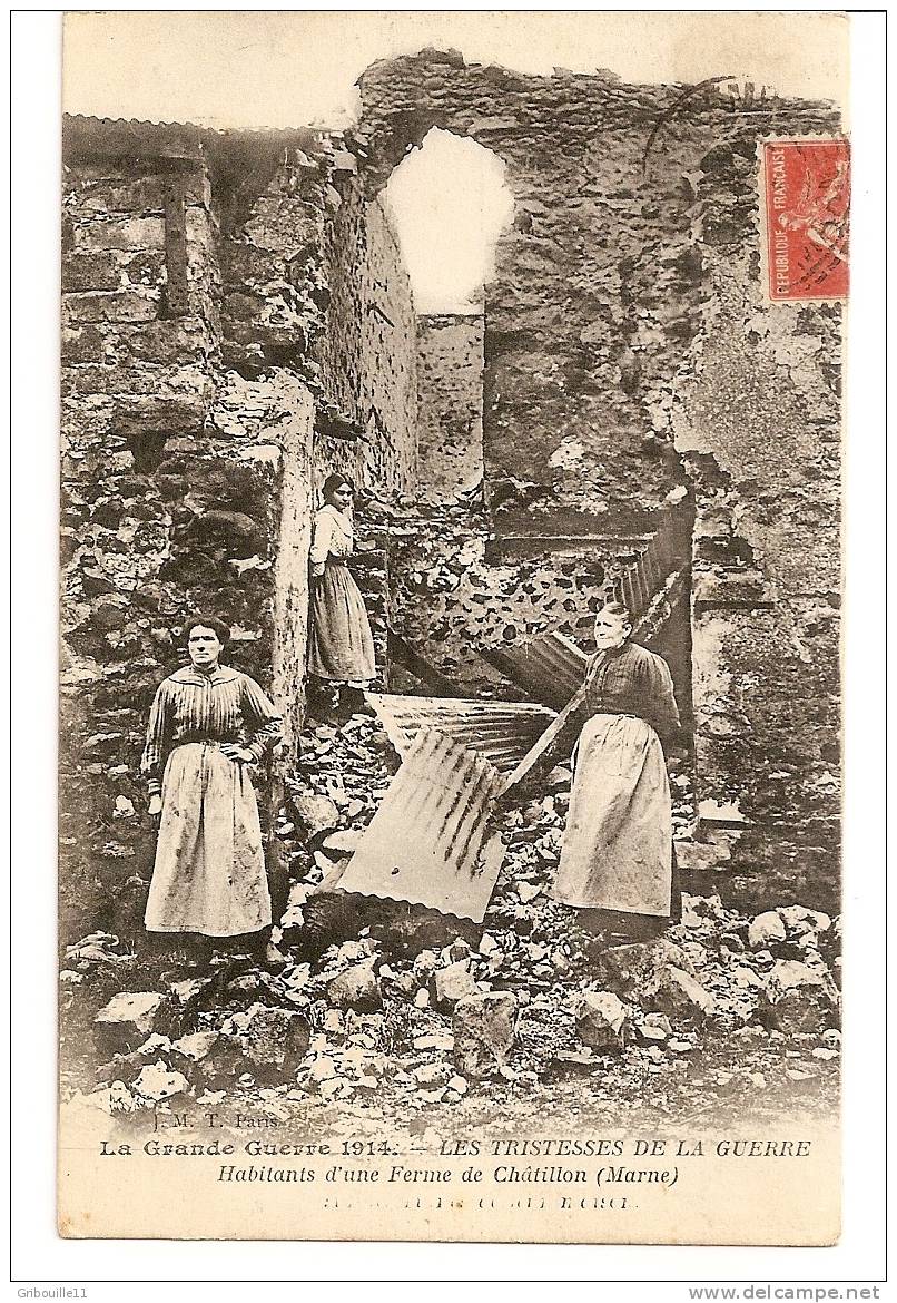 CHATILLON   -   LES HABITANTS SUR LES RUINES D´UNE FERME Après LES BOMBARDEMENTS  -  Editeur  J.M.T. De Paris.   N°sans - Châtillon-sur-Marne