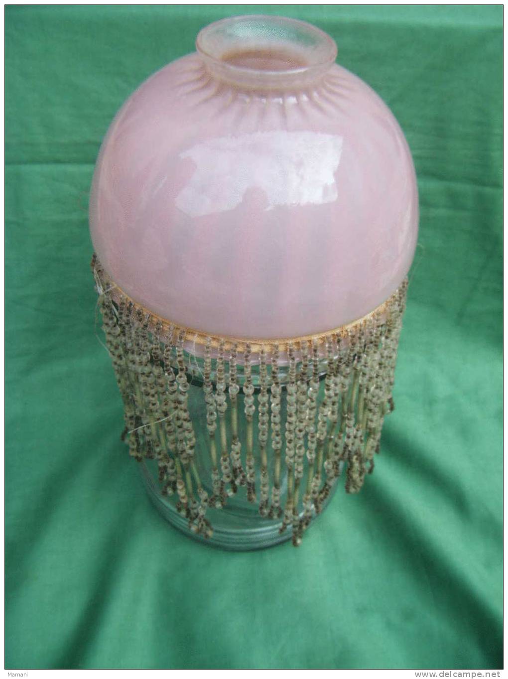 ancien lustre  pampilles(perles et tuyau)de verre-opaline rose--diametre 14cm-hauteur totale 25cm tout compris (environ)