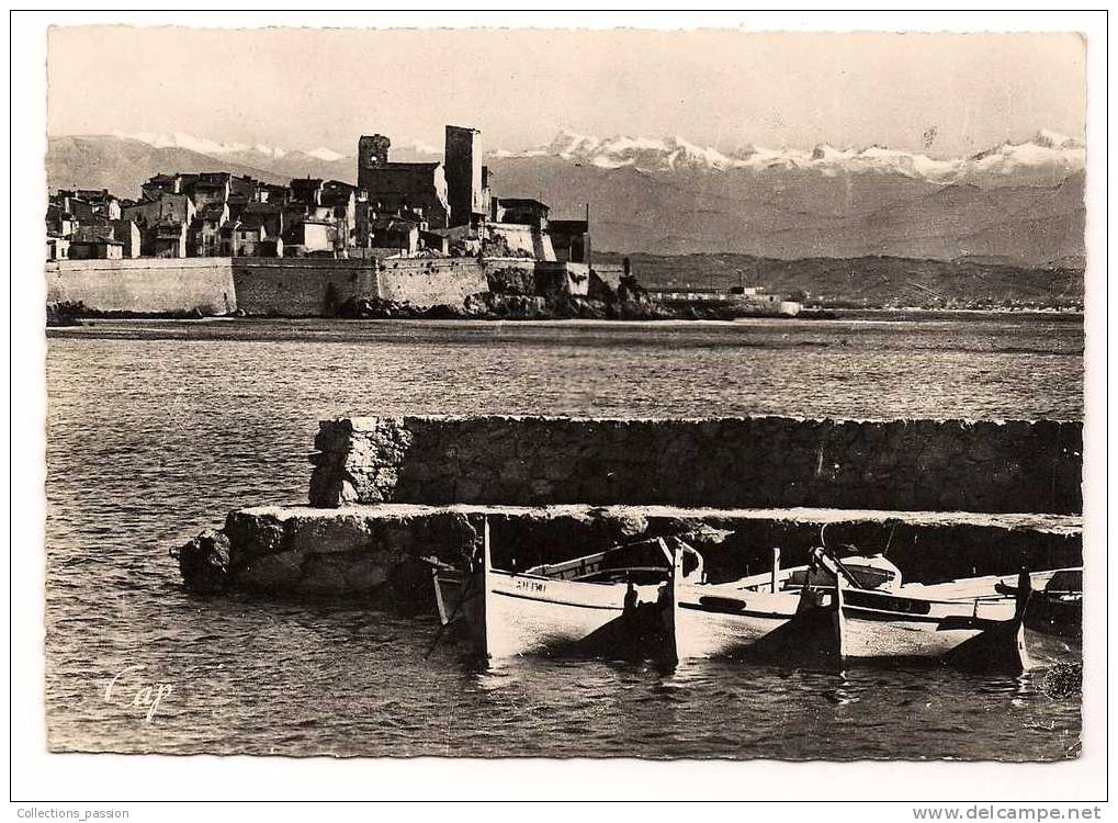 Cp , 06, ANTIBES , Vue Sur La Vieille Ville Et La Chaîne Des ALPES , Voyagée 1949 , Barques - Antibes - Old Town