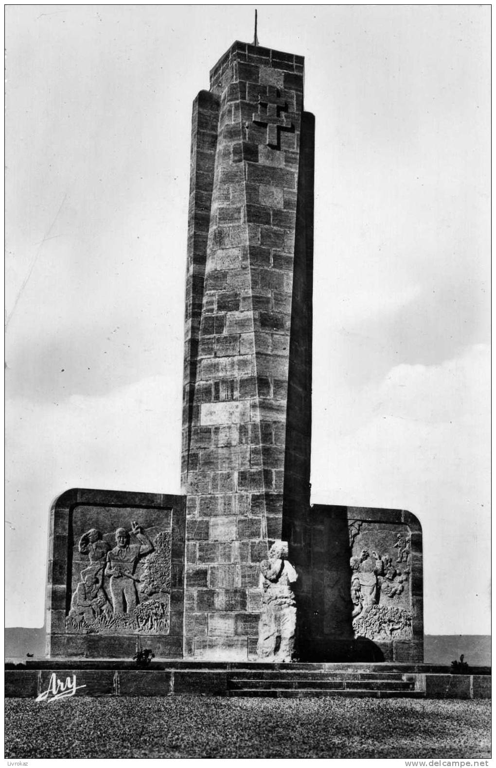 Bouches Du Rhône (13), Lambesc, Sainte Anne, Le Monument Aux Héros De La Résistance - Lambesc