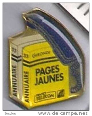 Pages Jaune Et Blanche Et Le Combiné Téléphonique - France Télécom