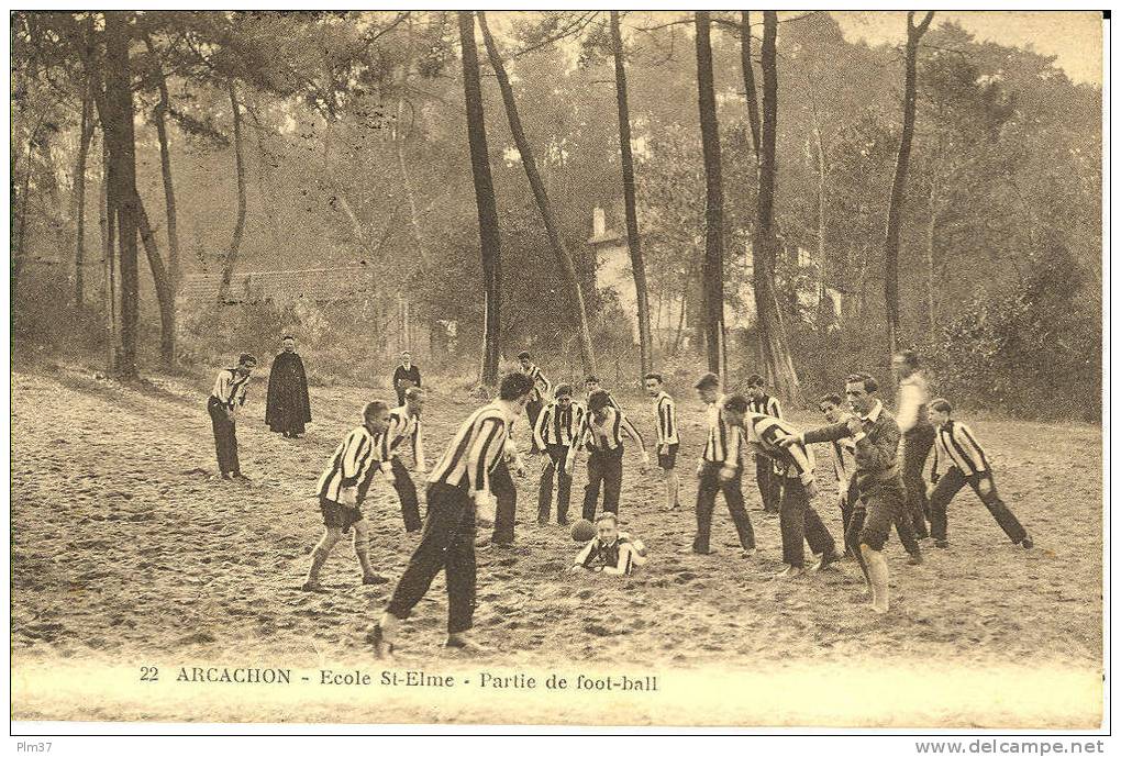 ARCACHON - Ecole St Elme - Partie De Foot-Ball - Arcachon