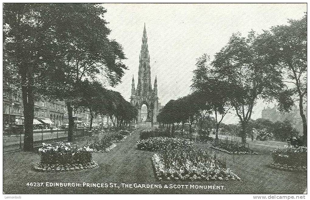 Britain United Kingdom - Edinburgh: Princes St. The Gardens & Scott Monument Postcard [P79] - Midlothian/ Edinburgh