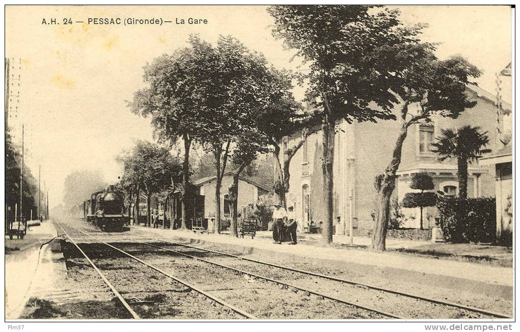 PESSAC -  La Gare, Vue Intérieure Avec Train - Pessac