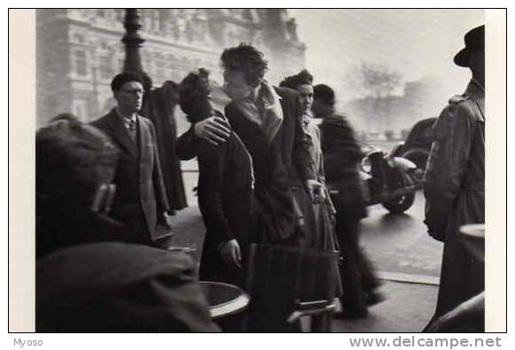 DOISNEAU Kiss By The Hotel De Ville Paris 1950 Fotofolio RD6 - Doisneau