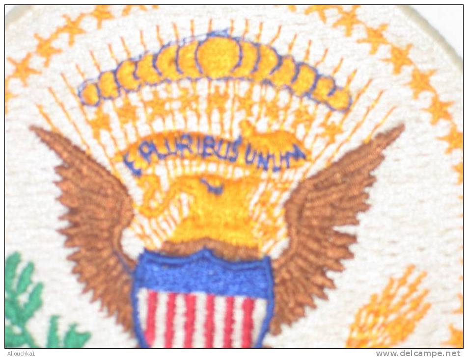 MILITARIA BLASON  ECUSSON EN TISSU AMERICAIN USA  AIGLE  " E PLURIBUS UNUM "  MARINE -- 9.5 CM DE DIAMETRE ETATS UNIS AM - Blazoenen (textiel)