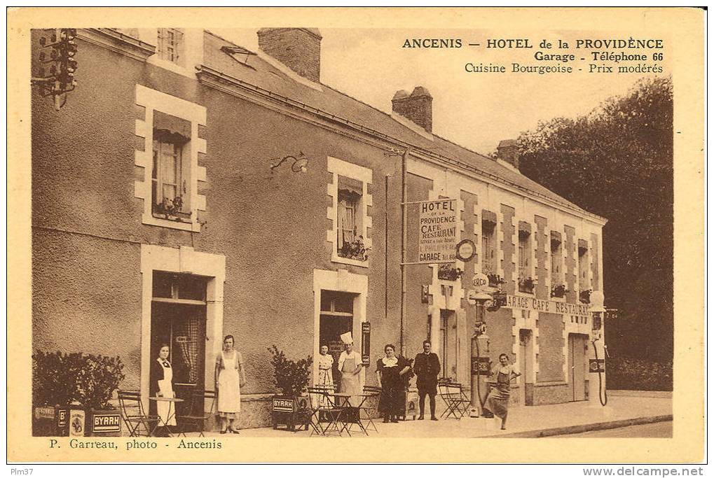 ANCENIS - Hotel De La Providence - Pose Du Personnel, Pompes à Essence Serco - Ancenis