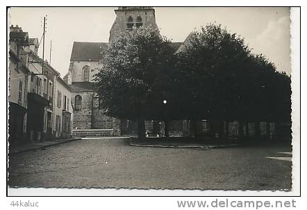 CHAUMES EN BRIE La Place De L'Eglise - Other & Unclassified