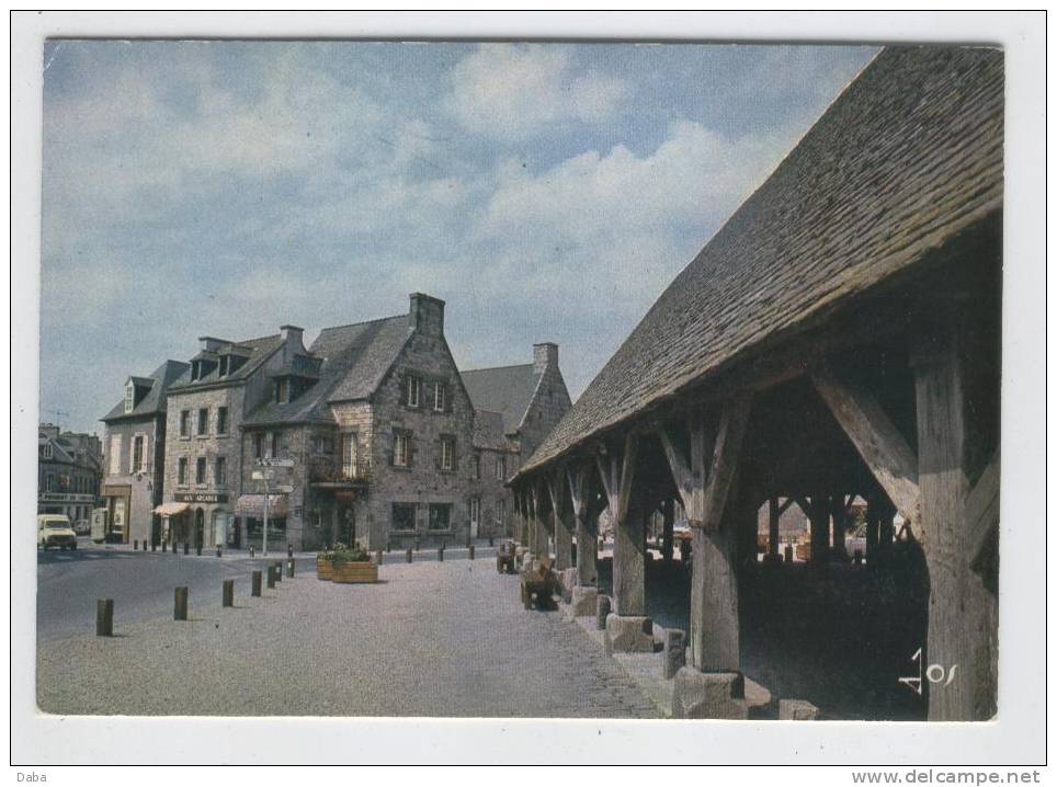 PLOUESCAT.Les Halles Et La Place. - Plouescat