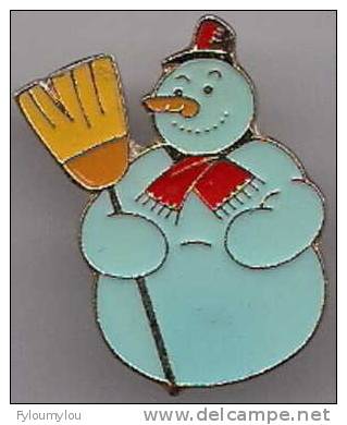 AUTOMOBILE - Pin´s VW - Audi - Seat - Motif Bonhomme De Neige - Volkswagen