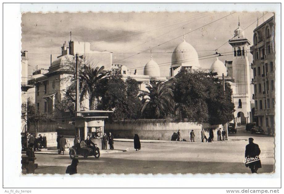 CPSM CONSTANTINE , PLACE DE LA PYRAMIDE ET EGLISE DU SACRE-COEUR - Constantine