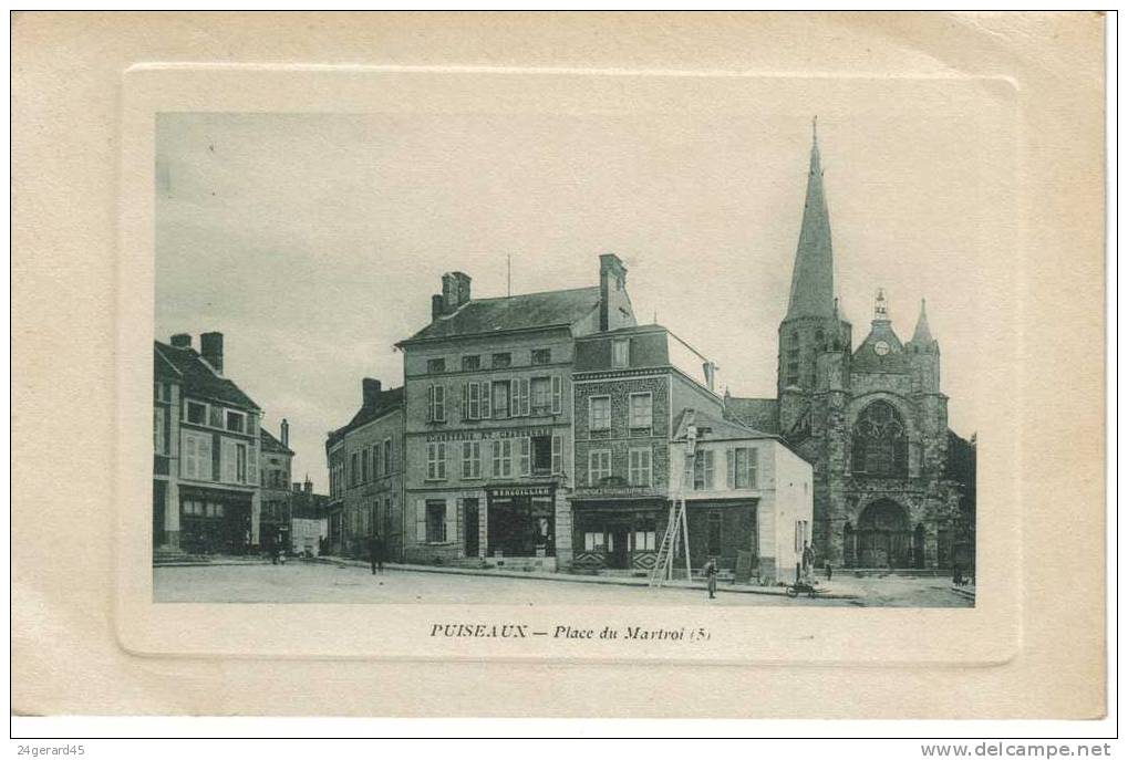 CPSM PUISEAUX (Loiret) - Place Du Martroi (animation Et Commerce) - Puiseaux