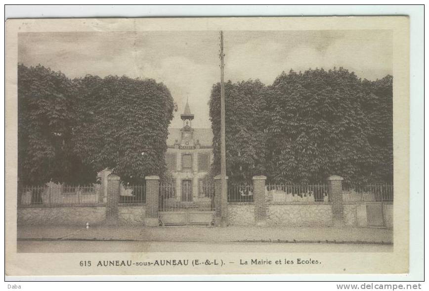 AUNEAU Sous AUNEAU. La Mairie Et Les Ecoles - Auneau