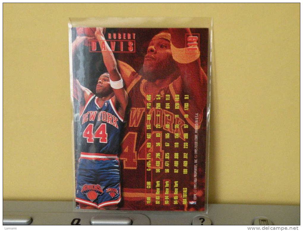 *New York Knicks - G - 95 / 96 ( Carte ) Hubert Davis - N.B.A . N° 119 . 2 Scannes - New York Knicks