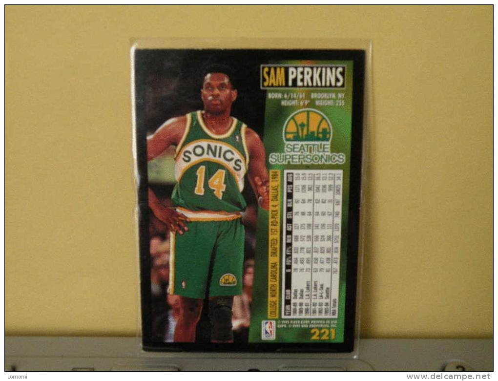 SEATTLE SUPERSONICS - F / C - 94 / 95 ( Carte ) Sam Perkins - N.B.A . N° 221 . 2 Scannes - Seattle Supersonics