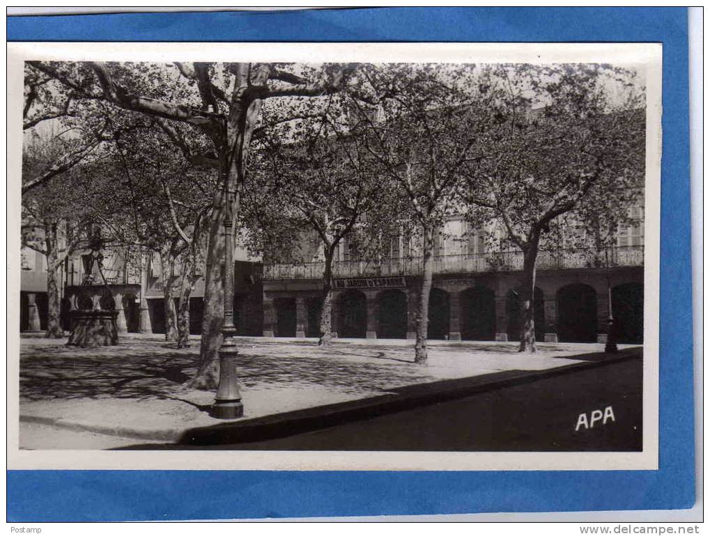 81-REALMONT-N °2- La Place Et Les Arceaux -magasins - Boucherie  Etc  --édit APAP POUX Albi - Realmont