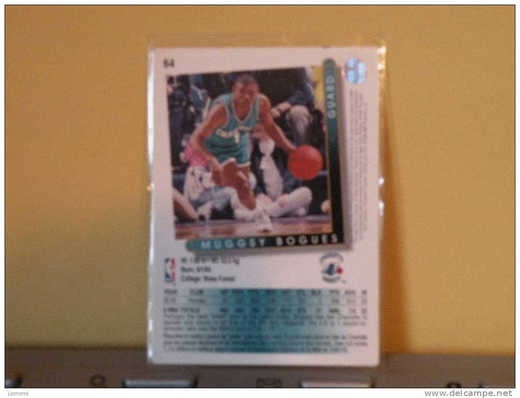 Charlotte Hornets 92/93 ( Carte ) Muggsy BOGUES - N.B.A . N° 64 . 2 Scannes - Charlotte Hornets