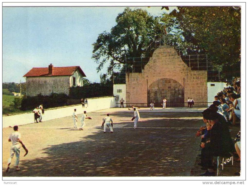 Au Pays Basque...cpm...très Animée...un Fronton...partie De Polote Basque à Grand Chistéra - Otros & Sin Clasificación