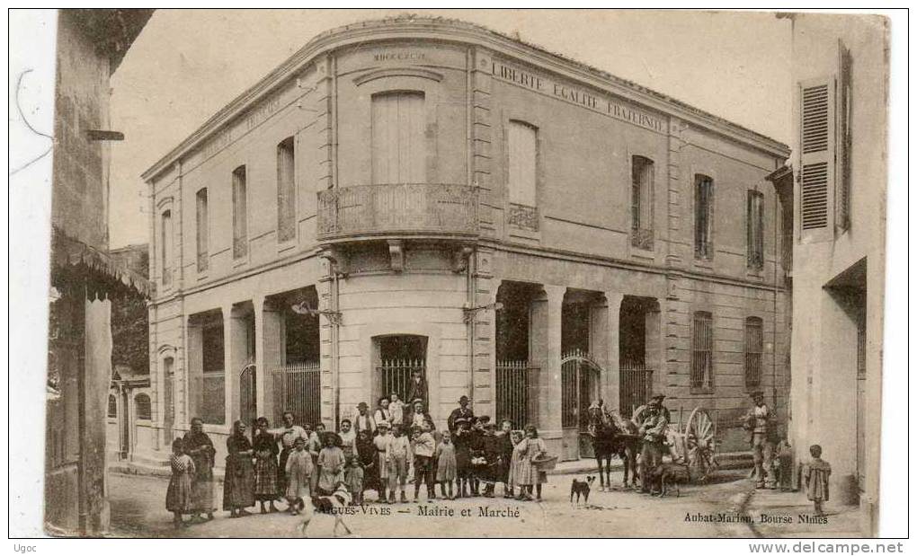 CPA -30 - AIGUES-VIVES - Mairie Et Marché - Petite Déchirure En Bas - 497 - Aigues-Vives